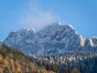 Stimmungsvolles Licht an Kampenwand Westflanke mit erstem Schnee